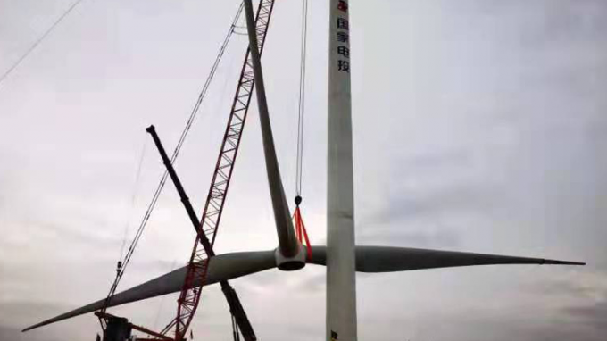 水電設(shè)計(jì)院白銀平川西格拉灘20兆瓦分散式風(fēng)力發(fā)電項(xiàng)目第一臺風(fēng)機(jī)吊裝圓滿完成