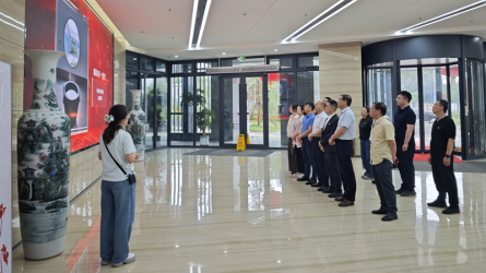 甘肅省新業(yè)資產(chǎn)經(jīng)營有限責任公司參觀甘肅工程咨詢集團廉潔文化作品展